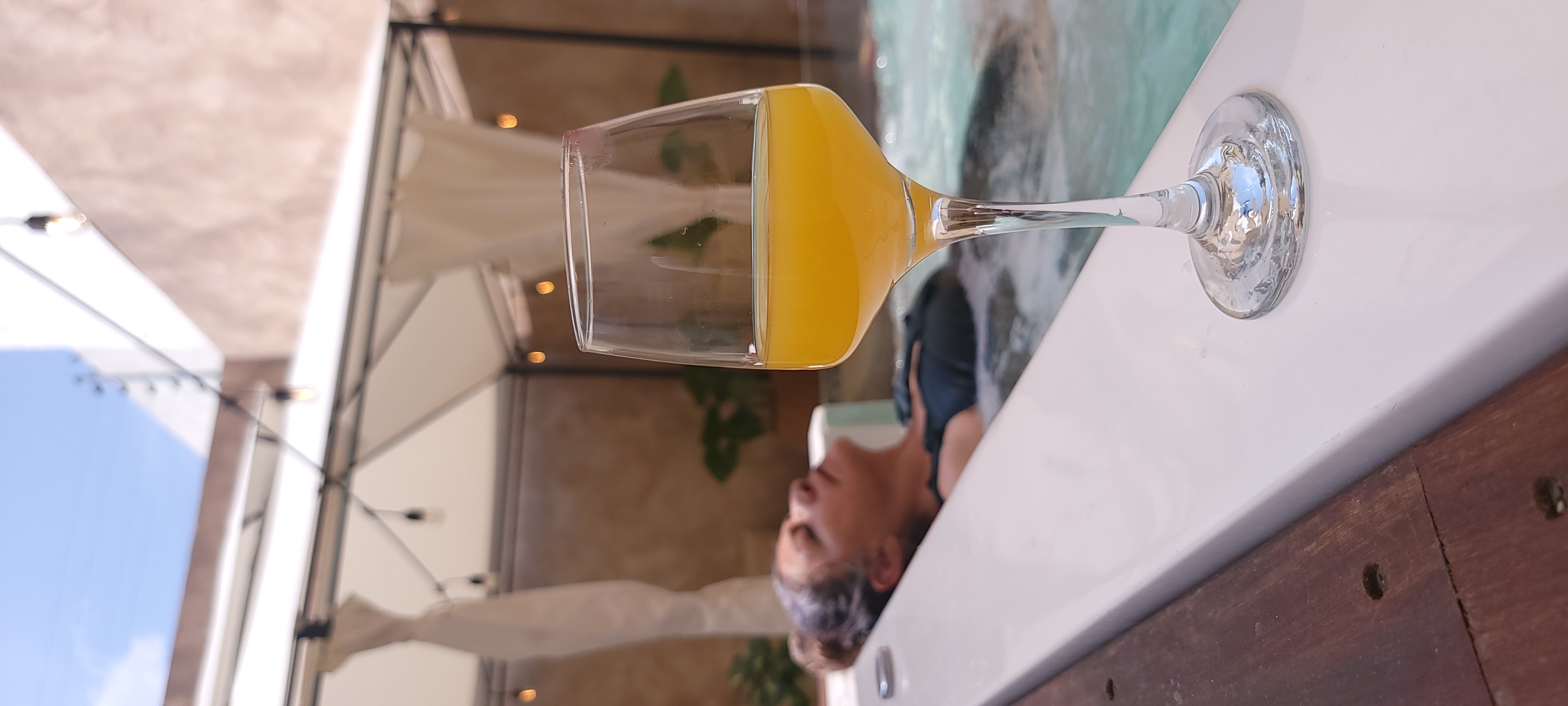 Interior cálido de Shalom Spa con velas y luz tenue